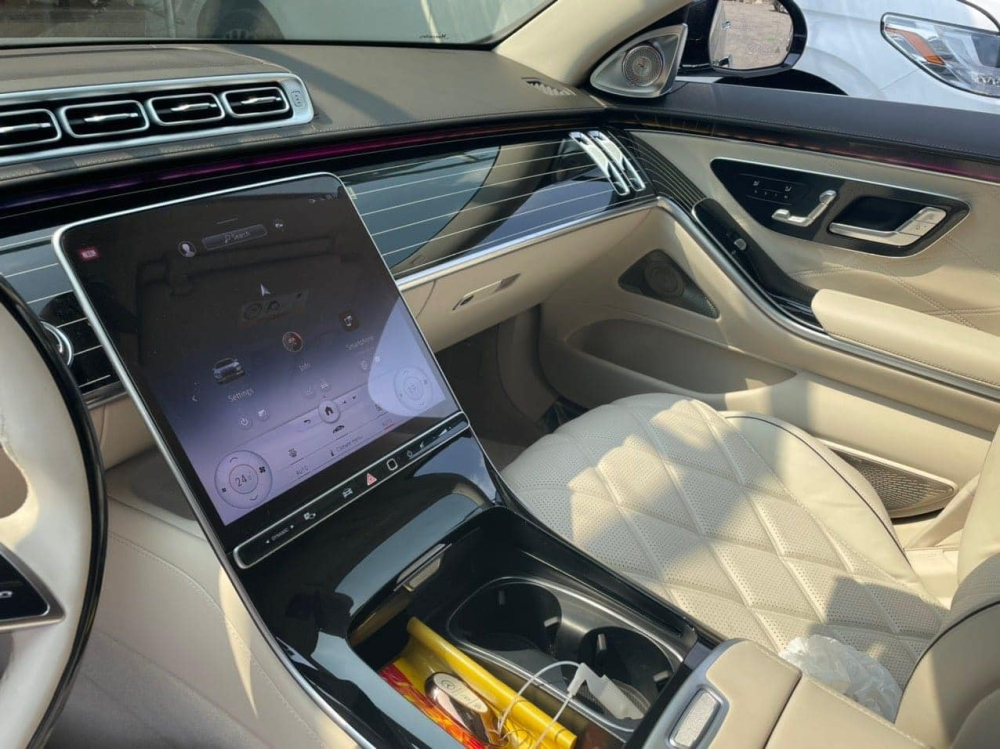 Khoang l&aacute;i Mercedes-Maybach S680, m&agrave;n h&igrave;nh giải tr&iacute; cỡ lớn 12,8 inch