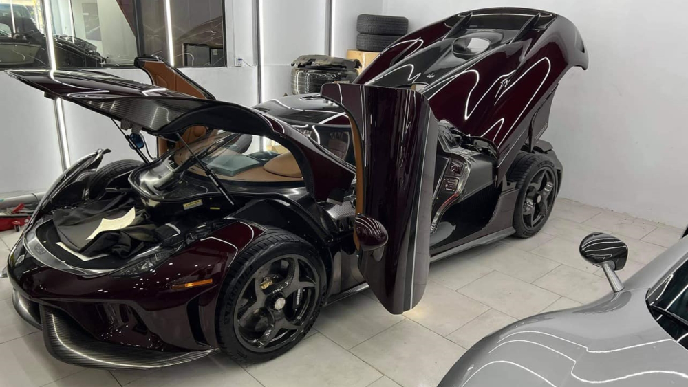 Koenigsegg Regera của Ho&agrave;ng Kim Kh&aacute;nh đỗ cạnh Porsche 918 Spyder l&uacute;c c&ograve;n ở Campuchia