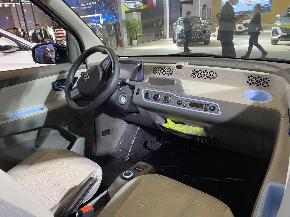 Nội thất của chiếc Dongfeng FengGuang Mini EV trong triển l&atilde;m