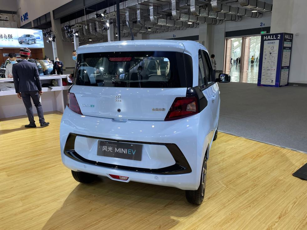 Dongfeng FengGuang Mini EV nh&igrave;n từ ph&iacute;a sau