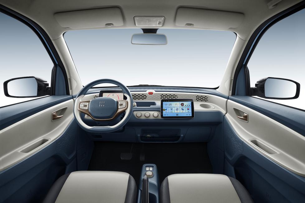 Nội thất của Dongfeng FengGuang Mini EV với m&agrave;n h&igrave;nh trung t&acirc;m 9 inch