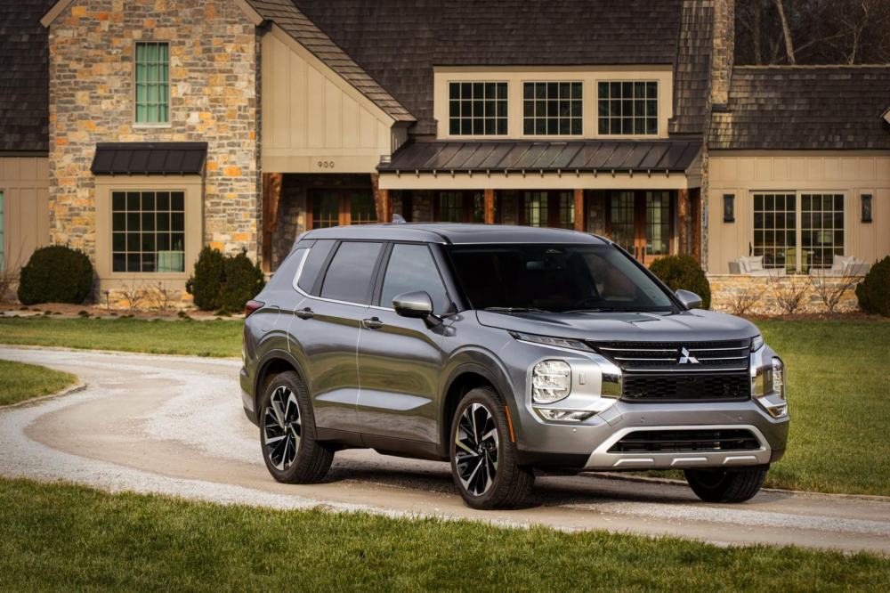 Nhờ sức h&uacute;t của Outlander mới, Mitsubishi đ&atilde; c&oacute; một năm ăn n&ecirc;n, l&agrave;m ra