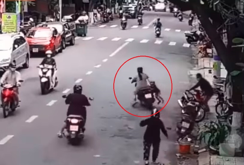 Bé trai vặn tay ga khiến chiếc xe máy lao sang đường và gây tai nạn Bé trai vặn tay ga khiến chiếc xe máy lao sang đường và gây tai nạn