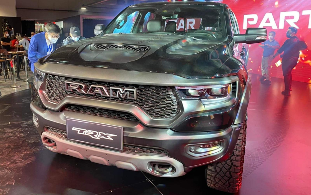 Ram 1500 TRX 2021 ch&iacute;nh thức ra mắt Việt Nam với gi&aacute; bằng 2 xe Ford F-150, động cơ si&ecirc;u khủng