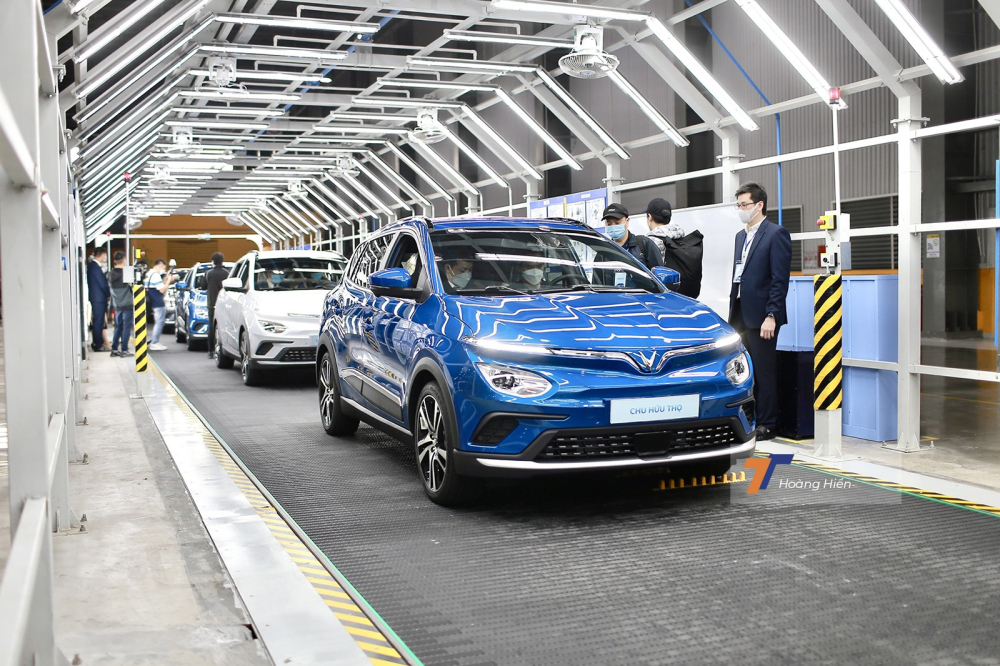 Những chiếc C-SUV chạy điện VinFast VF e34 đầu ti&ecirc;n đ&atilde; xuất xưởng v&agrave; b&agrave;n giao cho kh&aacute;ch h&agrave;ng v&agrave;o ng&agrave;y 25/12/2021 vừa qua.