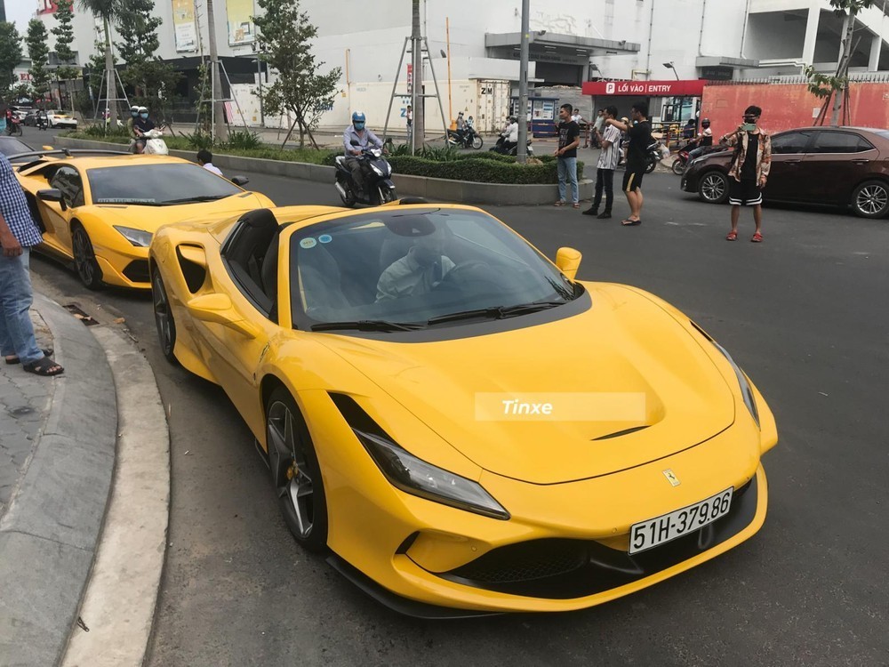 Ferrari F8 Spider đầu ti&ecirc;n về nước mang m&agrave;u v&agrave;ng