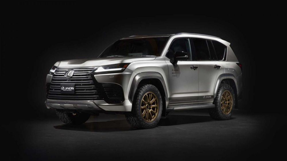 Lexus LX Offroad 2022 có thêm tấm ốp bảo vệ gầm bằng nhựa gia cố sợi carbon