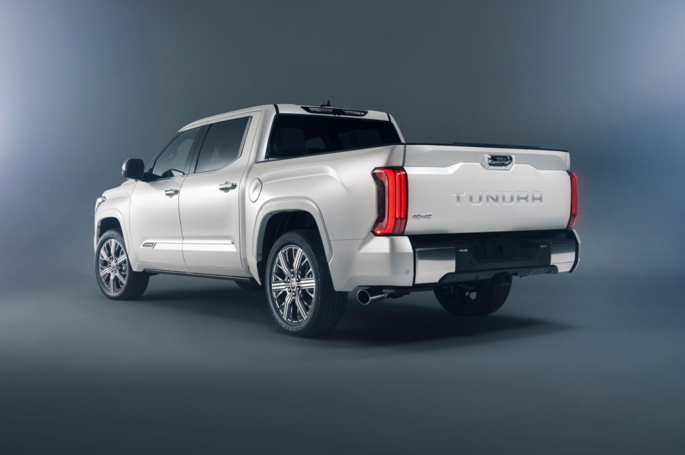 Tem chữ nổi Tundra mạ cr&ocirc;m tr&ecirc;n cửa th&ugrave;ng sau của Toyota Tundra Capstone 2022