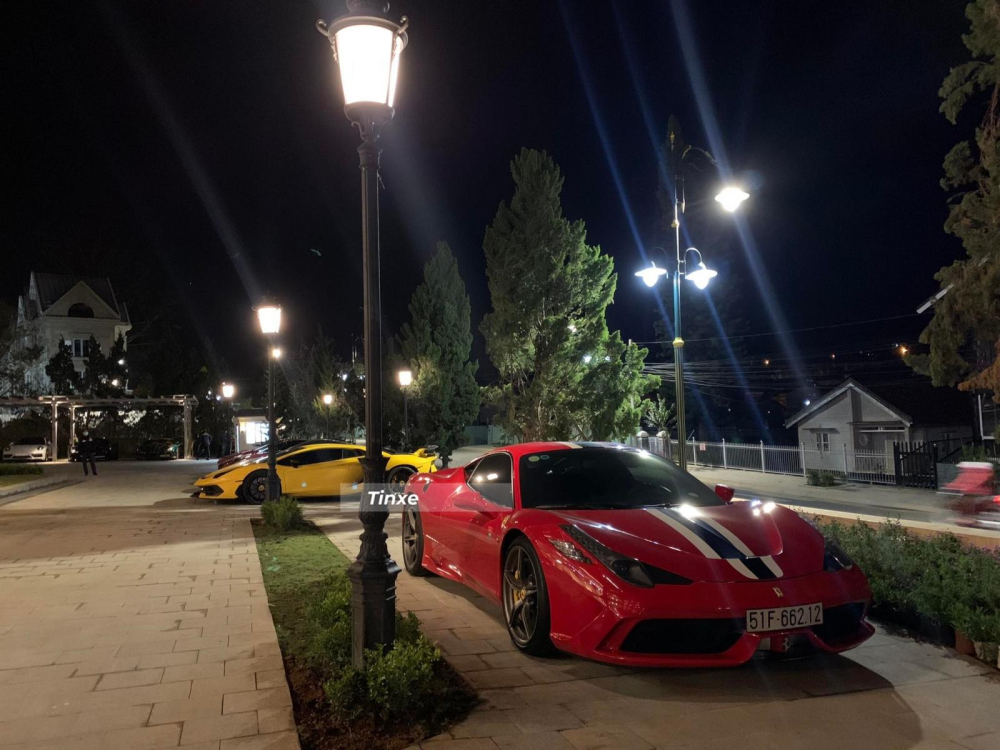 Si&ecirc;u xe Ferrari 458 Speciale v&agrave; ph&iacute;a xa l&agrave; h&agrave;ng hiếm Lamborghini Aventador SVJ m&agrave;u v&agrave;ng. Ferrari 458 Speciale được trang bị khối động cơ V8, dung t&iacute;ch 4.5 l&iacute;t, mang đến c&ocirc;ng suất tối đa 607 m&atilde; lực v&agrave; m&ocirc;-men xoắn cực đại l&agrave; 540 Nm. Kết hợp c&ugrave;ng hộp số 7 cấp, Ferrari 458 Speciale mất khoảng thời gian 3 gi&acirc;y để tăng tốc l&ecirc;n 100 km/h từ vị tr&iacute; xuất ph&aacute;t trước khi đạt tốc độ tối đa 325 km/h. 