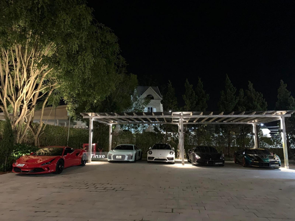 C&ograve;n đ&acirc;y l&agrave; một d&agrave;n si&ecirc;u xe kh&aacute;c đỗ c&ugrave;ng nhau bao gồm Ferrari F8 Tributo m&agrave;u đỏ mang biển số H&agrave; Nội, Audi R8 V10 Plus m&agrave;u xanh ngọc, Porsche 911 v&agrave; 2 chiếc si&ecirc;u xe Ferrari 488 với bản mui trần cũng như Coupe.