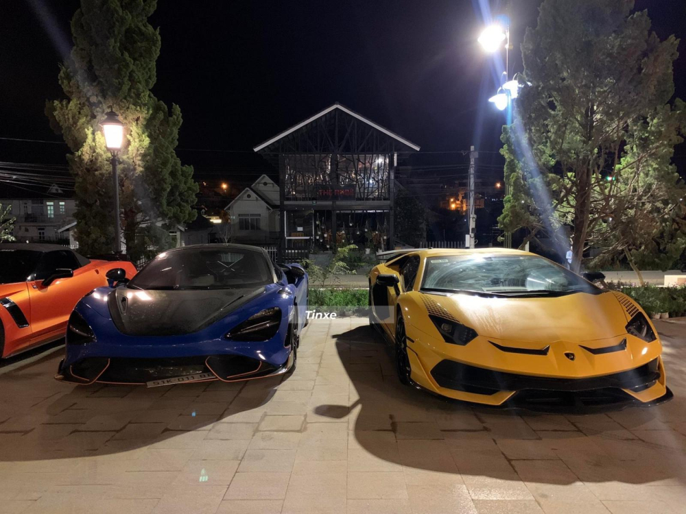 Chiếc si&ecirc;u xe giới hạn c&ograve;n lại l&agrave; McLaren 765LT, chỉ được sản xuất 765 xe tr&ecirc;n to&agrave;n thế giới. Chủ nh&acirc;n của xe McLaren 765LT mang m&agrave;u xanh Paris n&agrave;y c&ograve;n sở hữu ngựa chồm Ferrari SF90 Stradale v&agrave; từng l&agrave; chủ nh&acirc;n của xe Lamborghini Aventador SVJ m&agrave;u Verde Ermes.