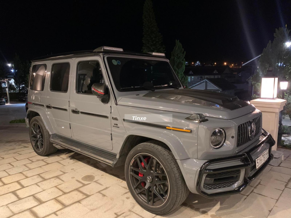 C&oacute; đến 2 chiếc xe Mercedes-AMG G63 xuất hiện trong d&agrave;n si&ecirc;u xe n&agrave;y, một chiếc mang ngoại thất m&agrave;u x&aacute;m xi măng c&ugrave;ng c&aacute;c chi tiết sơn đen b&oacute;ng hoặc mờ, xe c&oacute; trang bị th&ecirc;m thanh chống va đập trước đầu xe v&agrave; mang g&oacute;i độ hầm hố.
