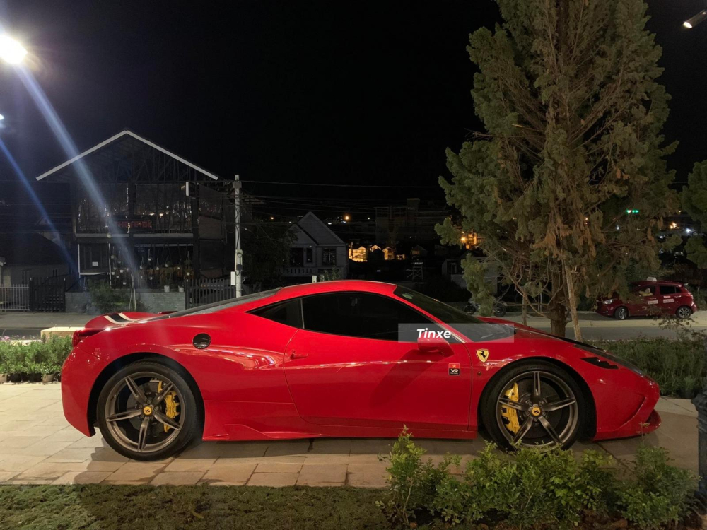 Cận cảnh chiếc si&ecirc;u xe Ferrari 458 Speciale c&oacute; một kh&ocirc;ng hai tại dải đất h&igrave;nh chữ S, ban đầu xe thuộc sở hữu của &ocirc;ng Đặng L&ecirc; Nguy&ecirc;n Vũ trong hơn 6 năm trước khi được Chủ tịch Trung Nguy&ecirc;n b&aacute;n lại trong năm 2021 v&agrave; nhanh ch&oacute;ng được một người chơi xe h&agrave;ng độc mua về trải nghi&ecirc;m, l&agrave;m xe dẫn đo&agrave;n cho nh&oacute;m chơi xe của m&igrave;nh.