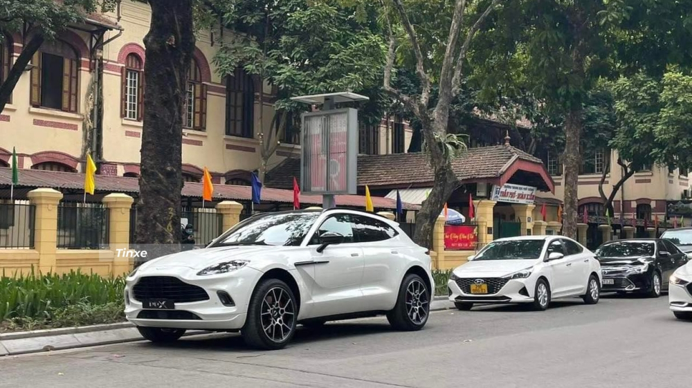 C&ograve;n đ&acirc;y l&agrave; h&igrave;nh ảnh SUV hạng sang cỡ lớn Aston Martin DBX bất ngờ xuất hiện tại H&agrave; Nội