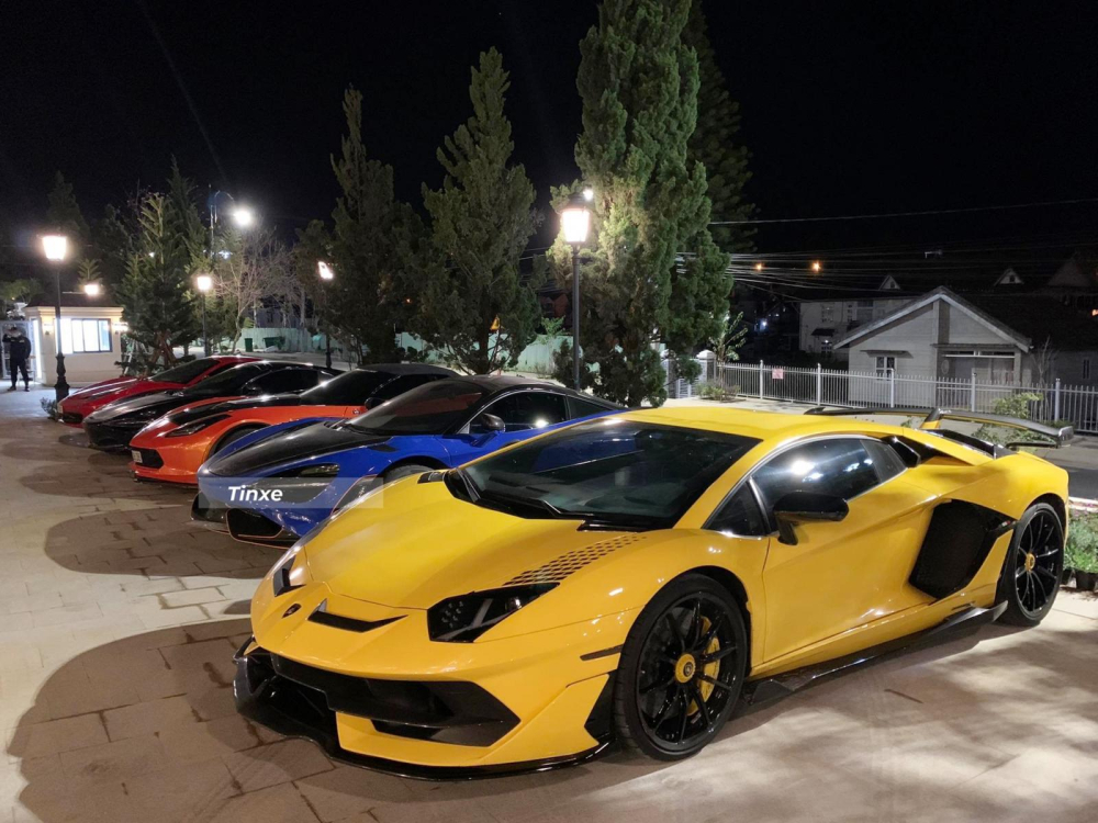 Trong đo&agrave;n si&ecirc;u xe n&agrave;y c&oacute; 3 chiếc xe sản xuất giới hạn v&agrave; 2 trong số đ&oacute; thuộc phi&ecirc;n bản Aventador SVJ của thương hiệu xe Lamborghini. Phi&ecirc;n bản xe Lamborghini Aventador SVJ chỉ được sản xuất giới hạn 900 xe Coupe v&agrave; 2 xe xuất hiện ở Đ&agrave; Lạt v&agrave;o tối qua c&oacute; m&agrave;u v&agrave;ng cũng như m&agrave;u xanh l&aacute; Verde Ermes.