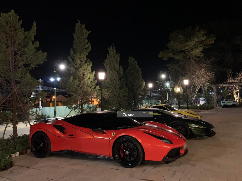C&ograve;n đ&acirc;y l&agrave; 2 chiếc si&ecirc;u xe Ferrari 488 GTB kẹp giữa l&agrave; Lamborghini Aventador SVJ. Ph&iacute;a xa c&ograve;n c&oacute; một chiếc si&ecirc;u xe Ferrari 458 Italia m&agrave;u xanh ngọc.