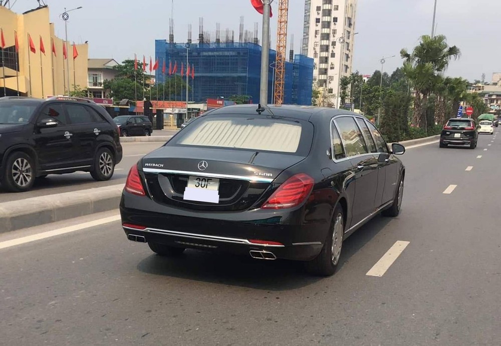 Mercedes-Maybach S600 Pullman của Chủ tịch FLC di chuyển tr&ecirc;n đường