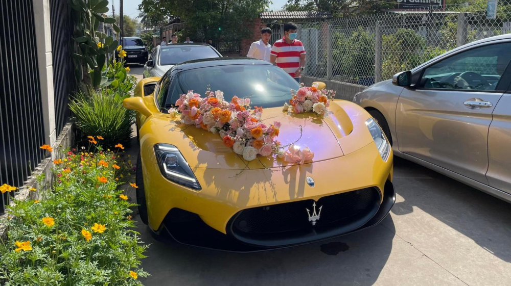 Chiếc xe Maserati MC20 được trang tr&iacute; hoa cưới tr&ecirc;n nắp cap&ocirc;