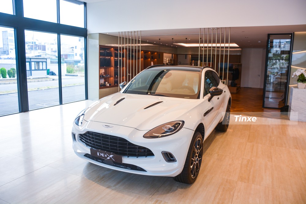 Chiếc xe Aston Martin DBX đ&atilde; ở trong showroom ch&iacute;nh h&atilde;ng tại quận 7, Th&agrave;nh phố Hồ Ch&iacute; Minh gần 1 năm