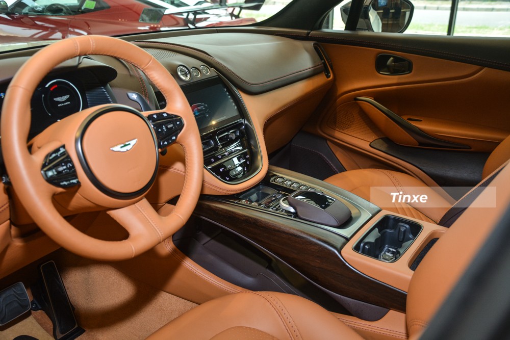 Nội thất xe Aston Martin DBX mới t&igrave;m thấy chủ nh&acirc;n