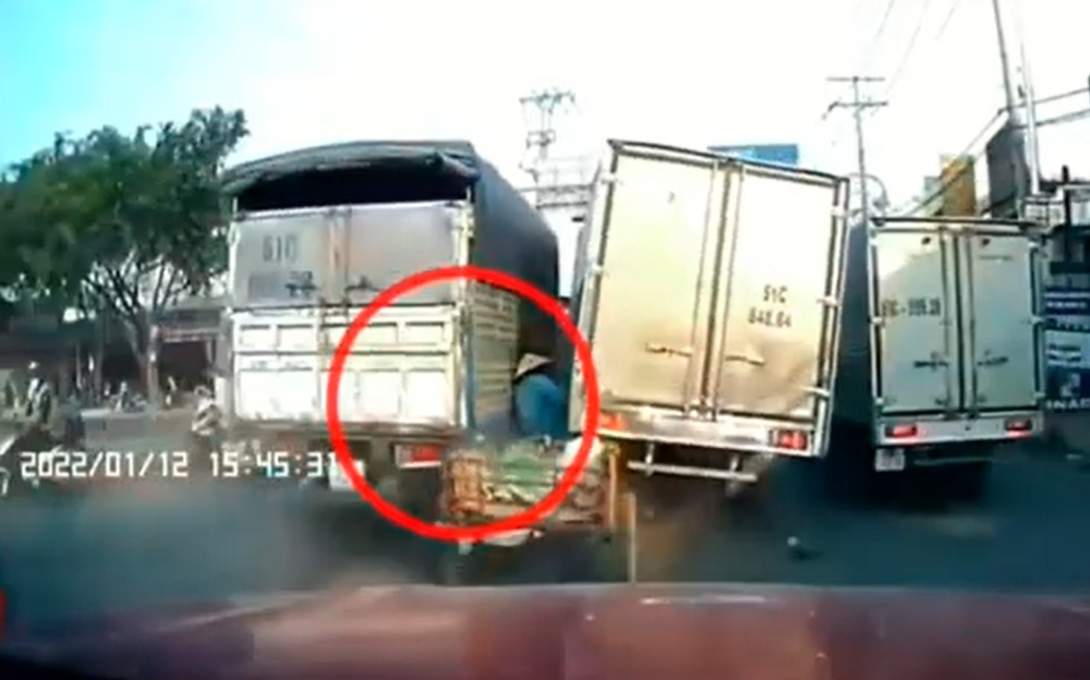 Người đàn ông điều khiển xe máy bị ép vào giữa 2 chiếc ô tô tải