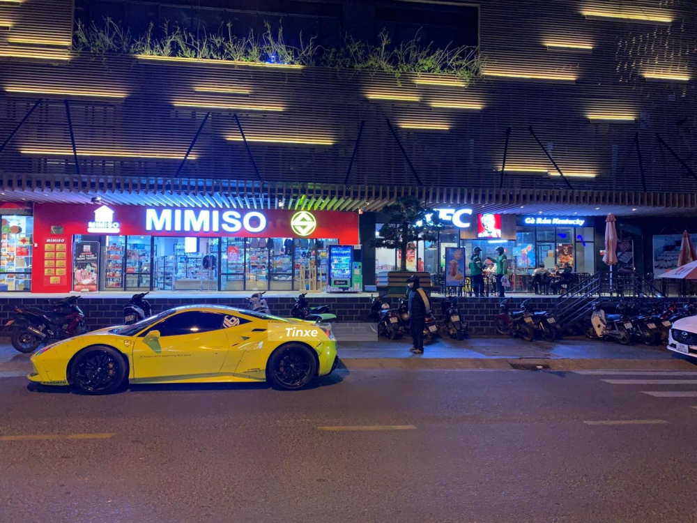 Chiếc xe Ferrari 488 GTB độ Liberty Walk được chủ nhân cho đỗ trên đường Phan Bội Châu Chiếc xe Ferrari 488 GTB độ Liberty Walk được chủ nhân cho đỗ trên đường Phan Bội Châu