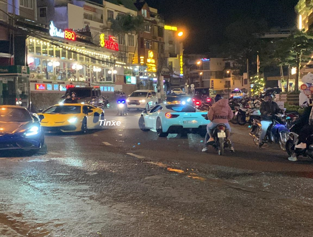 Đến tối ngày 12 tháng 1, đoàn siêu xe bắt đầu đi chơi đêm Đến tối ngày 12 tháng 1, đoàn siêu xe bắt đầu đi chơi đêm