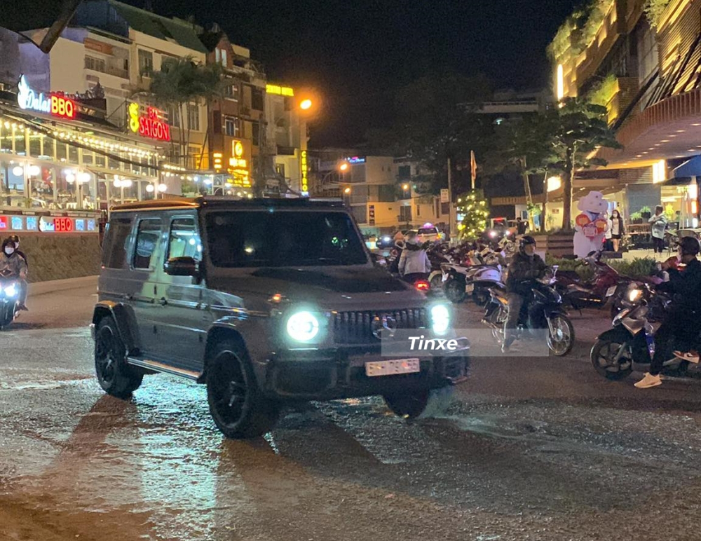 Trong đoàn còn có cả xe Mercedes-AMG G63 với ước tính khoảng 3 chiếc Trong đoàn còn có cả xe Mercedes-AMG G63 với ước tính khoảng 3 chiếc
