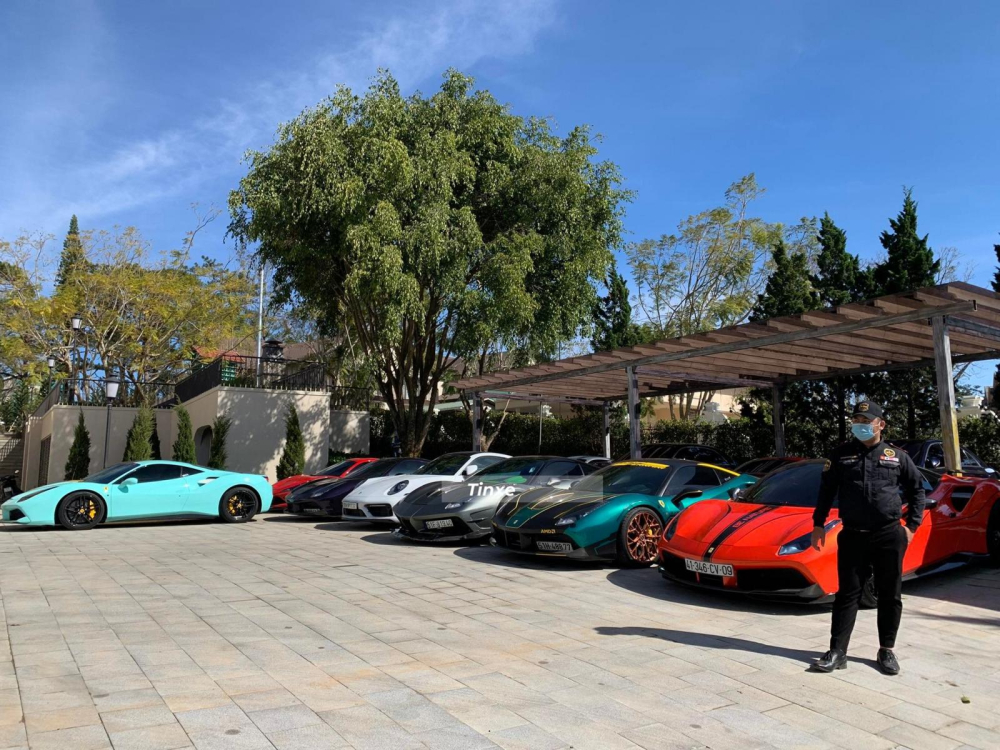 Các thành viên trong đoàn di chuyển trên nhiều siêu xe khác nhau, nhưng thương hiệu xe Ferrari chiếm đa số, nhiều nhất là Ferrari 488. Trong ảnh có 6 chiếc xe Ferrari nhưng đã đến 5 xe thuộc bản Ferrari 488 GTB và mui trần, chiếc còn lại là Ferrari F8 Tributo Các thành viên trong đoàn di chuyển trên nhiều siêu xe khác nhau, nhưng thương hiệu xe Ferrari chiếm đa số, nhiều nhất là Ferrari 488. Trong ảnh có 6 chiếc xe Ferrari nhưng đã đến 5 xe thuộc bản Ferrari 488 GTB và mui trần, chiếc còn lại là Ferrari F8 Tributo