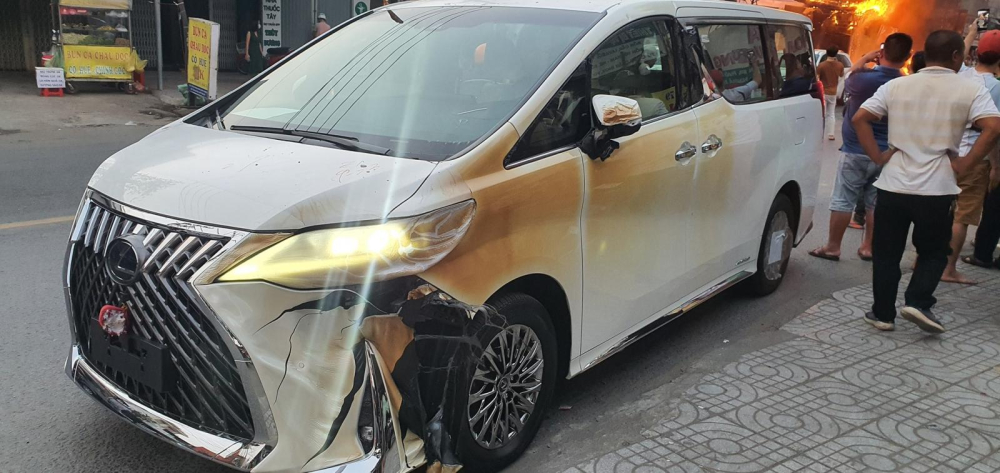 Hậu quả l&agrave;m chiếc xe Lexus LM 300h hư hỏng nặng