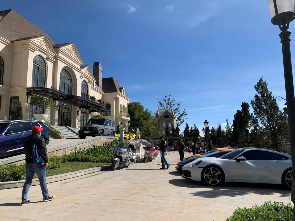 Ở một góc chụp khác cũng thấy có siêu xe Ferrari góp mặt bên cạnh xe thể thao Porsche 911 màu trắng, siêu xe giới hạn Lamborghini Aventador SVJ Ở một góc chụp khác cũng thấy có siêu xe Ferrari góp mặt bên cạnh xe thể thao Porsche 911 màu trắng, siêu xe giới hạn Lamborghini Aventador SVJ
