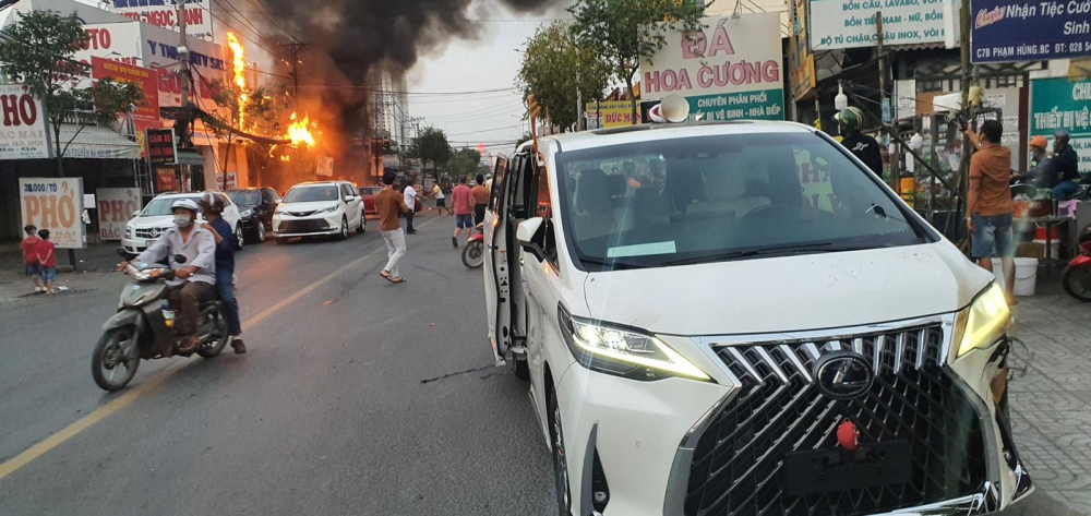 Hiện trường vụ ch&aacute;y trạm điện ở đường Phạm H&ugrave;ng v&agrave;o chiều qua