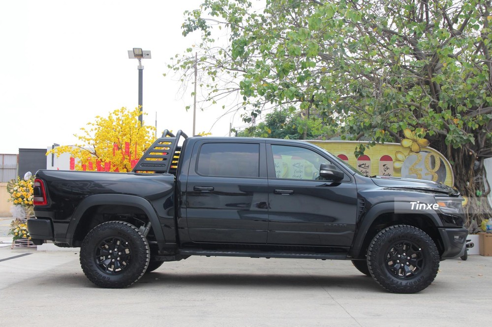 RAM 1500 TRX có khoảng gầm sáng cao giúp xe có thể vượt qua mọi địa hình khó nhằn. RAM 1500 TRX có khoảng gầm sáng cao giúp xe có thể vượt qua mọi địa hình khó nhằn.