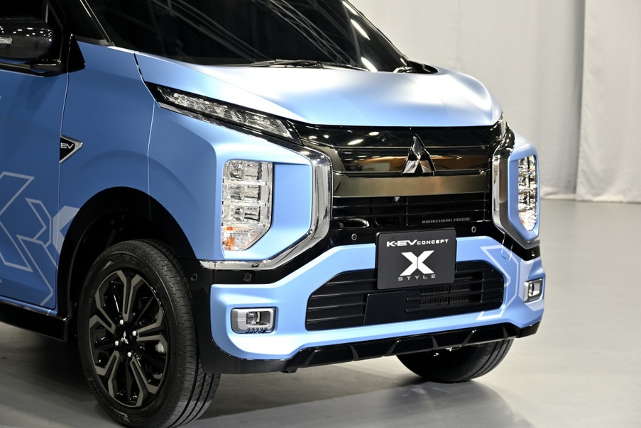 Mitsubishi K-EV Concept X Style có 2 nẹp mạ crôm trên đầu xe Mitsubishi K-EV Concept X Style có 2 nẹp mạ crôm trên đầu xe