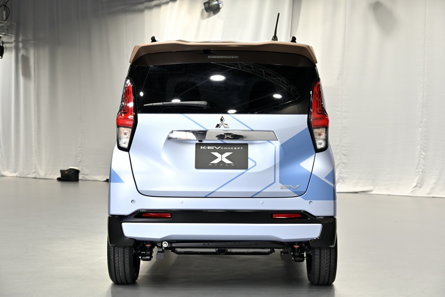 Mitsubishi K-EV Concept X Style nhìn từ đằng sau Mitsubishi K-EV Concept X Style nhìn từ đằng sau