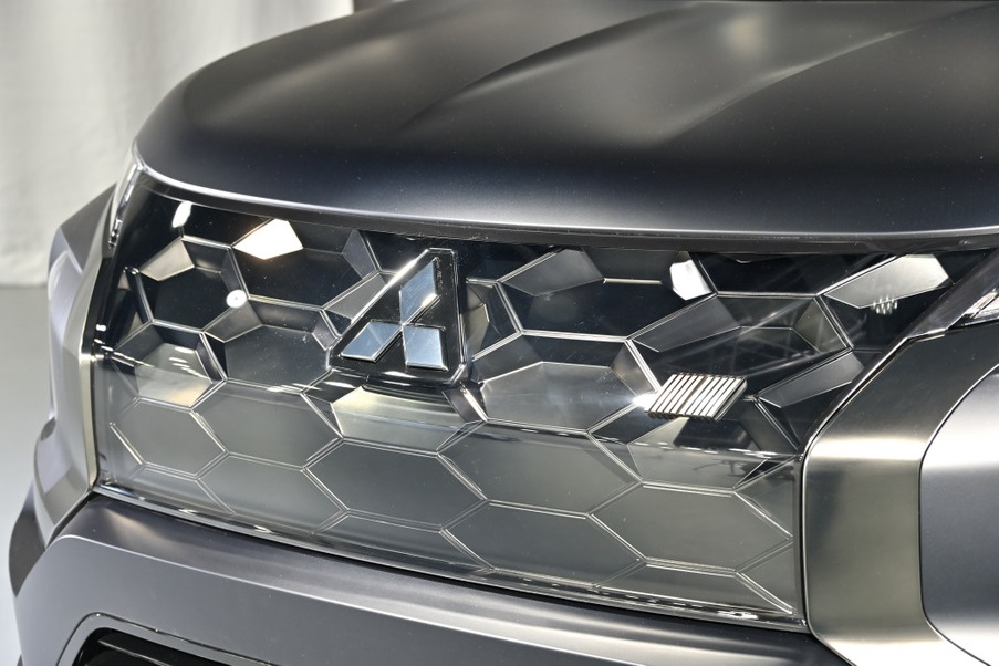 Lưới tản nhiệt đặc biệt của Mitsubishi Vision Ralliart Lưới tản nhiệt đặc biệt của Mitsubishi Vision Ralliart