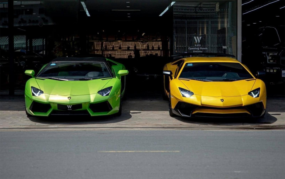 Lamborghini Aventador LP700-4 Roadster lúc còn ở nước ban, cạnh bên là Lamborghini Aventador SV được chào bán hơn 13 tỷ đồng