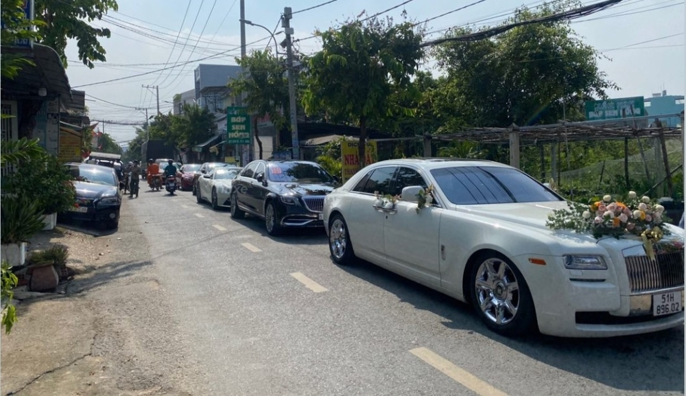 Rolls-Royce Ghost, Mercedes-Maybach S-Class cùng Ferrari F12 Berlinetta tham dự rước dâu mới đây ở Sài thành Rolls-Royce Ghost, Mercedes-Maybach S-Class cùng Ferrari F12 Berlinetta tham dự rước dâu mới đây ở Sài thành