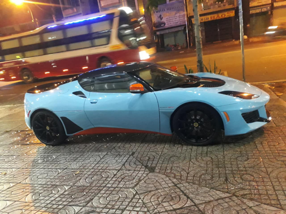 Chiếc xe Lotus Evora GT mới về nước có màu xanh nhạt và sọc cam Chiếc xe Lotus Evora GT mới về nước có màu xanh nhạt và sọc cam