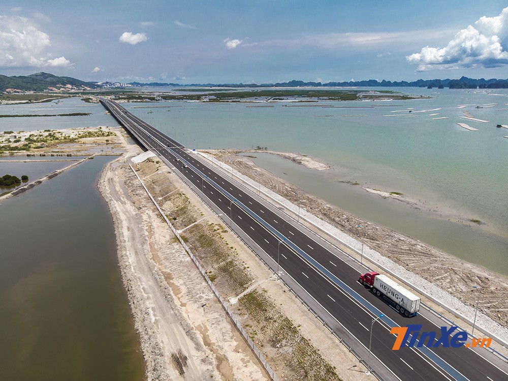 Những người lấy bằng lái xe dưới 1 năm sẽ không được lái xe quá 60 km/h, không được đi vào đường cao tốc. Những người lấy bằng lái xe dưới 1 năm sẽ không được lái xe quá 60 km/h, không được đi vào đường cao tốc.