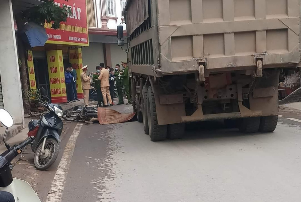 Lực lượng chức năng có mặt tại hiện trường vụ tai nạn