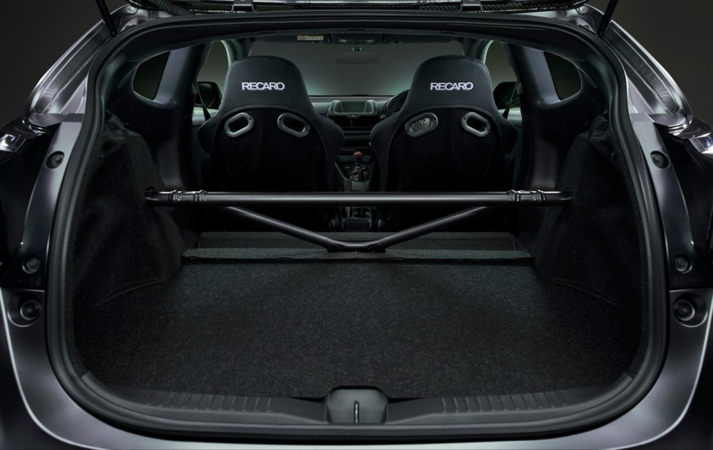 Toyota GRMN Yaris 2022 có thêm thanh giằng phía sau nên chỉ có 2 chỗ ngồi Toyota GRMN Yaris 2022 có thêm thanh giằng phía sau nên chỉ có 2 chỗ ngồi