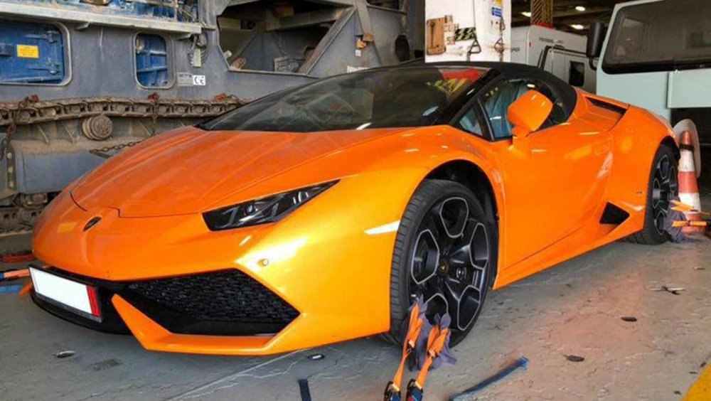 Được tặng quà siêu to Lamborghini Huracan mui trần, chủ nhân xin tái xuất vì không đủ tiền đóng thuế Được tặng quà siêu to Lamborghini Huracan mui trần, chủ nhân xin tái xuất vì không đủ tiền đóng thuế