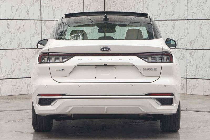 Ford Mondeo 2022 nhìn từ đằng sau Ford Mondeo 2022 nhìn từ đằng sau
