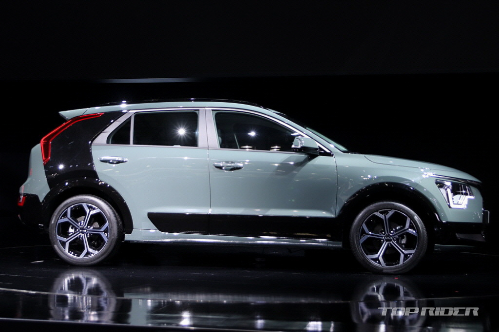 Thiết kế lạ mắt bên sườn của Kia Niro Hybrid 2022 Thiết kế lạ mắt bên sườn của Kia Niro Hybrid 2022