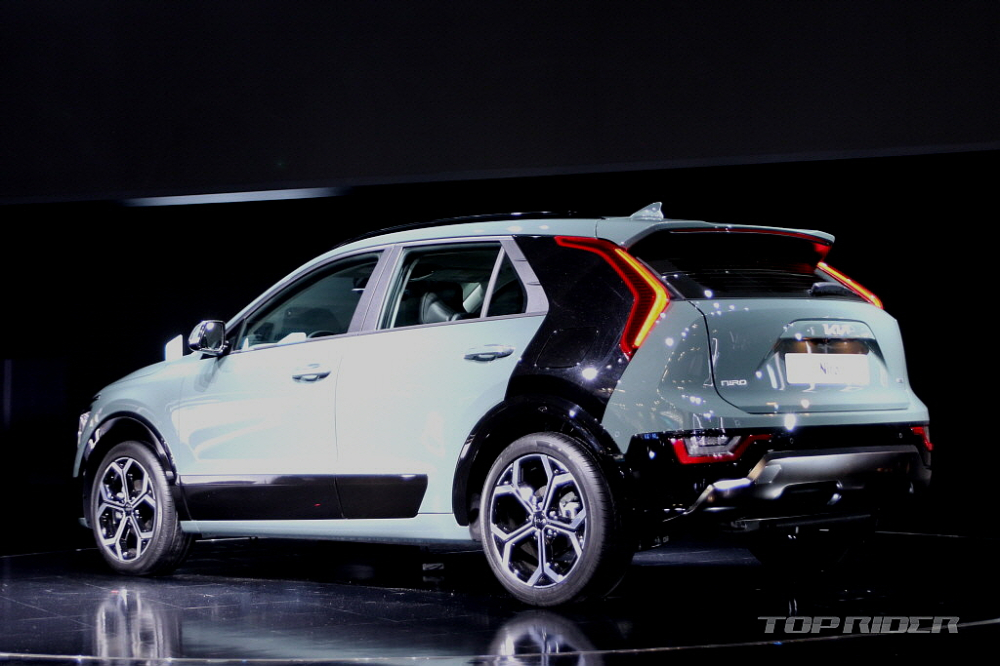Kia Niro Hybrid 2022 được trang bị đèn hậu LED với thiết kế boomerang Kia Niro Hybrid 2022 được trang bị đèn hậu LED với thiết kế boomerang