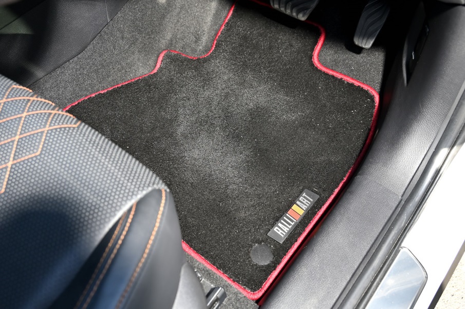 Thảm sàn của Mitsubishi Outlander Ralliart Style
