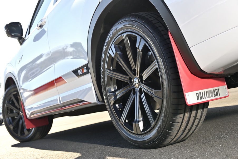 Chắn bùn Ralliart màu đỏ của Mitsubishi Outlander Ralliart Style