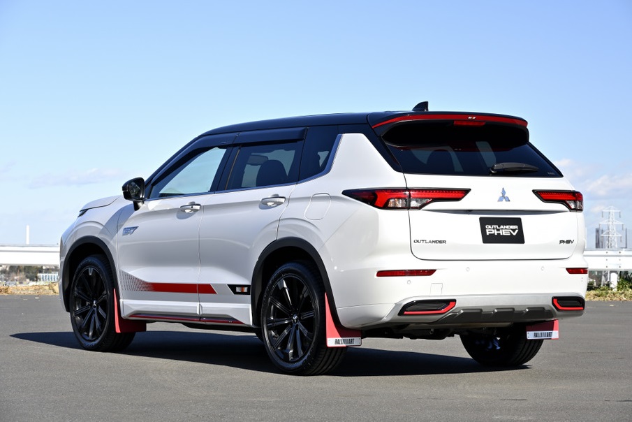 Các cột và nóc của Mitsubishi Outlander Ralliart Style được sơn màu đen