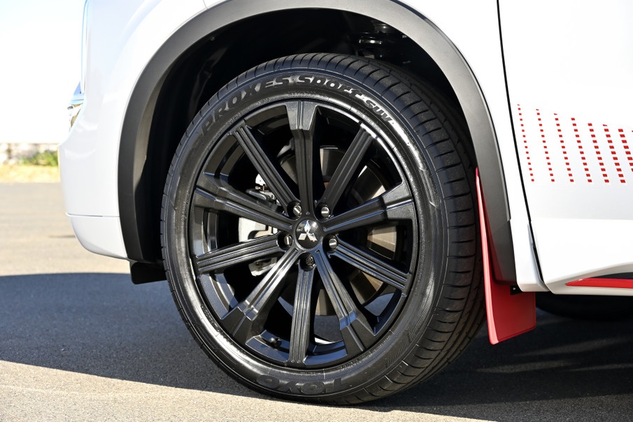 Bộ vành hợp kim màu đen của Mitsubishi Outlander Ralliart Style